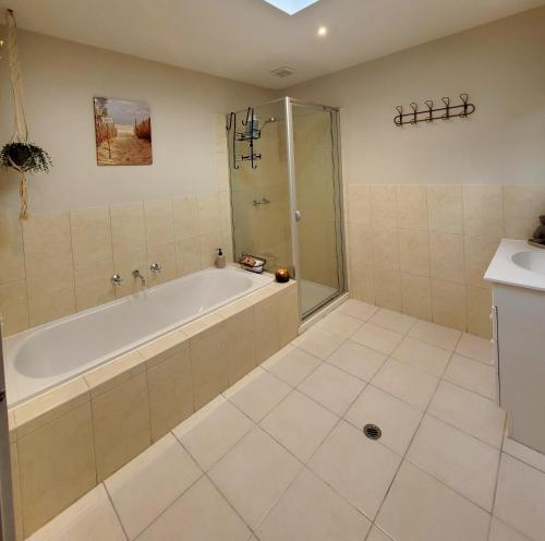 Bathroom, Waters Edge Apartment in Mornington Peninsula