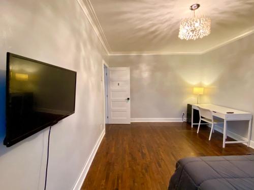 montREAL HOME - Affordable Rooms with Smart TV, Shared Kitchen 5