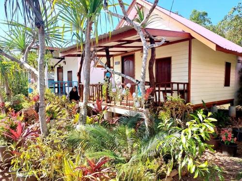 Blue Sky Bungalow in Koh Jum / Koh Pu (Krabi)