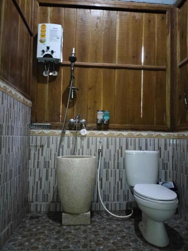 Bathroom, Friendly Homestay Lemukih near Sekumpul Waterfalls