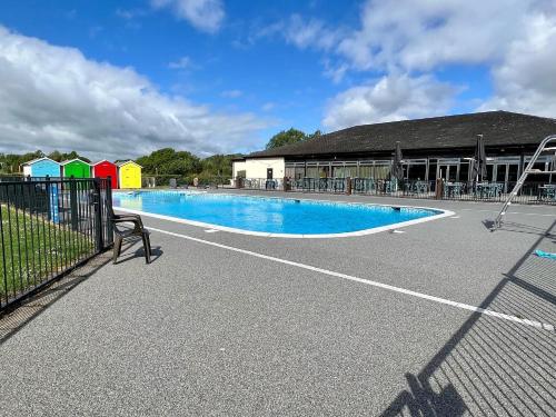 bazen, Paws Lodge, Hot Tub, Pet Friendly in South Cerney