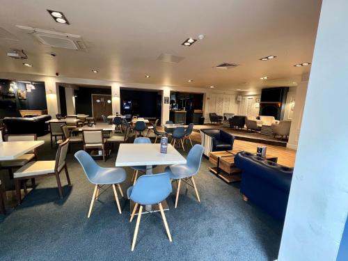 bar/salon, Paws Lodge, Hot Tub, Pet Friendly in South Cerney