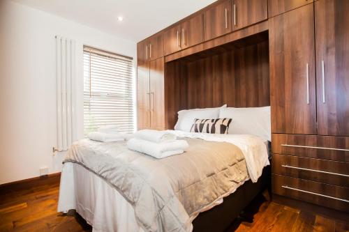 Luxury Modern Hampton Garden Flat with kitchen & parking