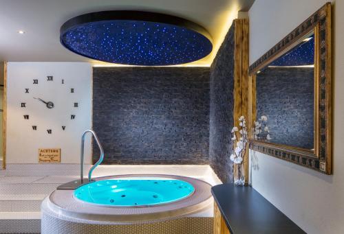 อ่างแช่น้ำร้อน, โรงแรมฮูเลนสไตน์ จุนส์-ทักซ์ (Hotel Hoehlenstein Juns-Tux) in ฮินเตอร์ตุกซ์ กลาเซียร์