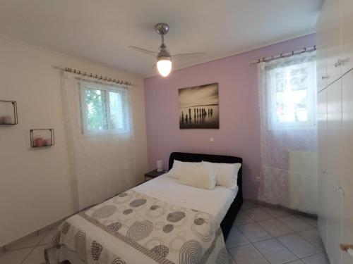 Flat with garden near sea, port and airport, Artemida (foto 2)