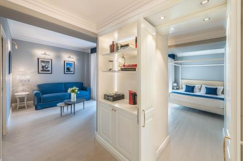 1 king bed, 2 sofa beds