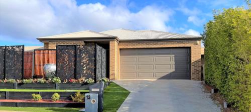 Stunning 2BR whole house with lockup garage, Spa, landscaped backyard at Mildura