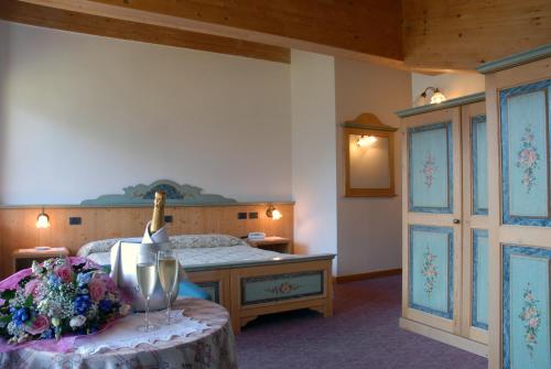 1 queen bed, 2 twin beds