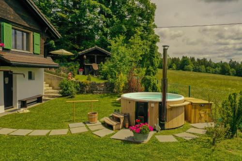 Chalet en pleine nature avec Spa in Le Locle