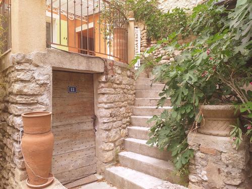 maison au coeur de Fontaine de Vaucluse, nichée sur le rocher et surplombant la sorgue - Fontaine-de-Vaucluse