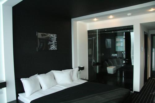 Hotel Fashion - image 7