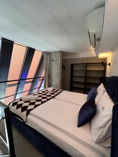 1 queen bed, 1 sofa bed
