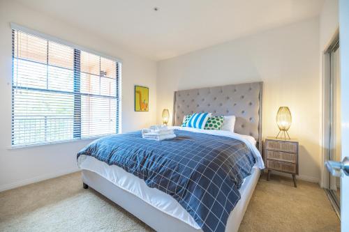 Irvine 2Bedroom 2 Bathroom Apartment with Kitchen Pool gym in Irvine, USA