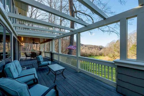 THE WOLF: Asheville, Mountains, Golf, Hiking & MORE in Swiss, USA