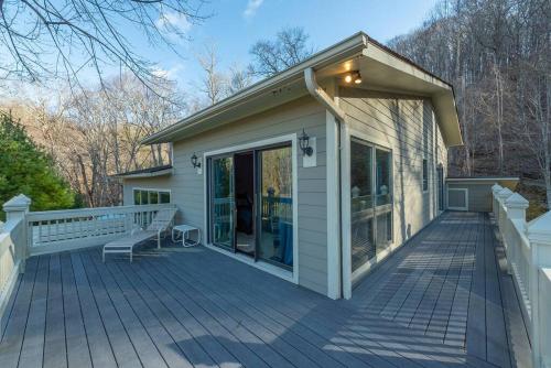 THE WOLF: Asheville, Mountains, Golf, Hiking & MORE in Swiss, USA