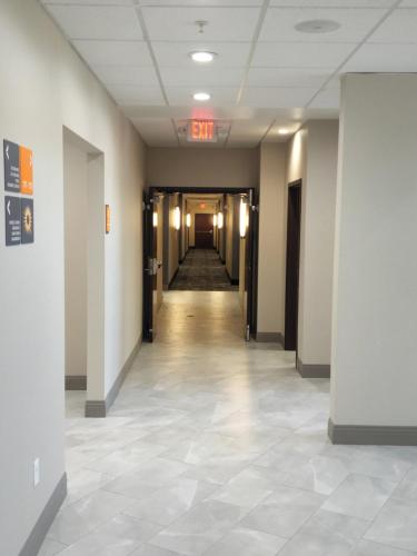 La Quinta Inn & Suites by Wyndham Lake George - image 12
