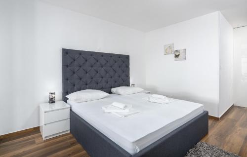 3 bedrooms, 4 beds