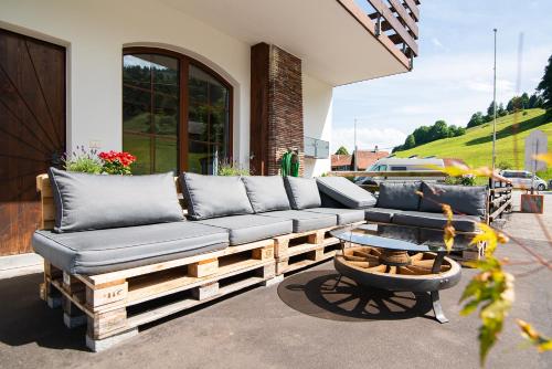 Aparthotel-Almgasthaus Gemsli - A bisal Österreich überm Schweizer Rheintal