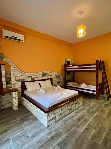 1 double bed, 2 twin beds