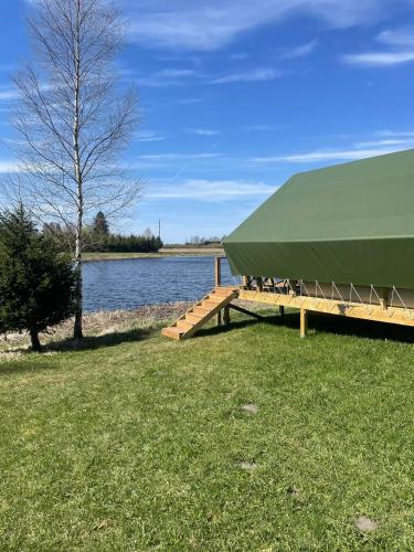 . Glämping järve kaldal
