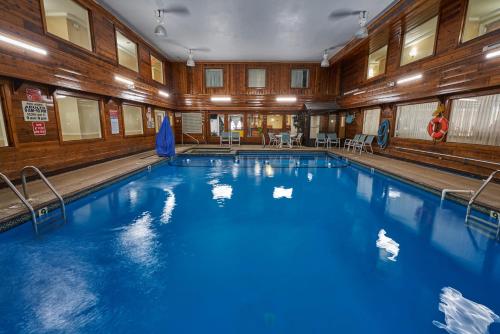 Ambassador Inn and Suites - image 10