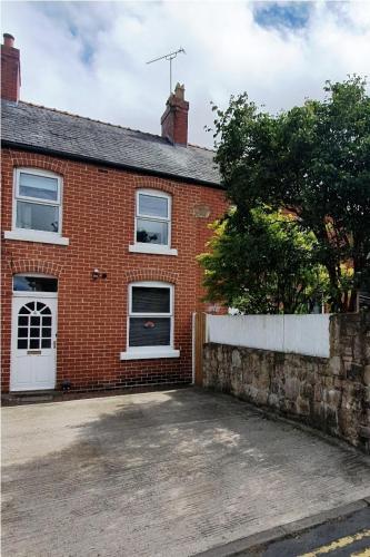 Entire town house with free parking - Oswestry