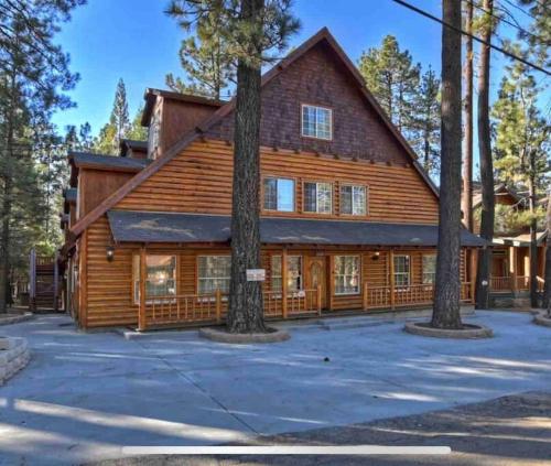 Big Bear Big 10 w/HOT TUB/walk to Snow Summit!! in Big Bear Lake, USA