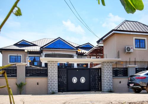 Yussals Studio in Ngleshi Amanfro