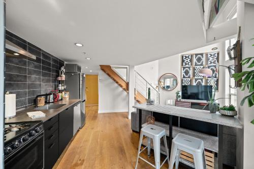 Rare Find Loft with full kitchen at Heart of Downtown in Vancouver, Canada