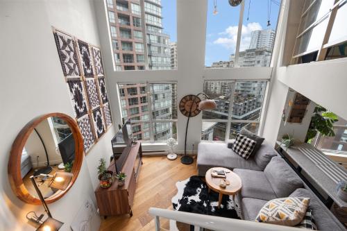 B&B Vancouver - Rare Find Loft with full kitchen at Heart of Downtown - Bed and Breakfast Vancouver