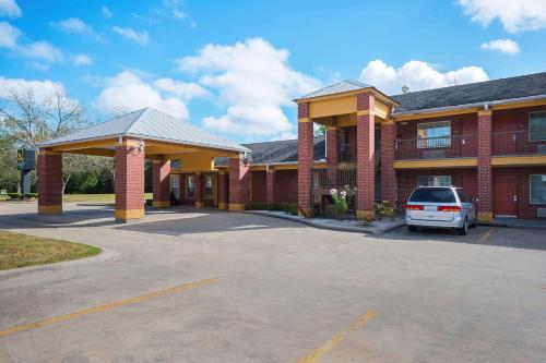 Quality Inn - image 7