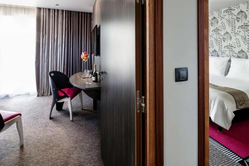 Best Western Plus Le Patio des Artistes Wellness Jacuzzi - main image