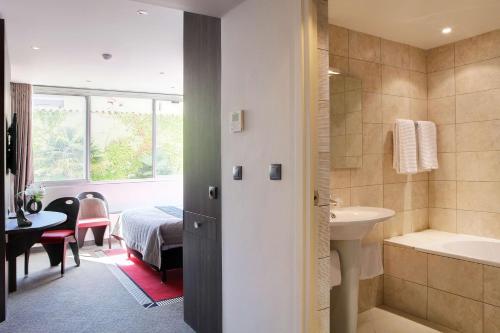 370982648 Best Western Premier Le Patio des Artistes Wellness Jacuzzi