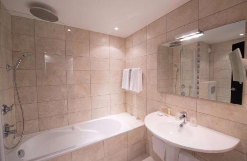 Best Western Plus Le Patio des Artistes Wellness Jacuzzi - image 9