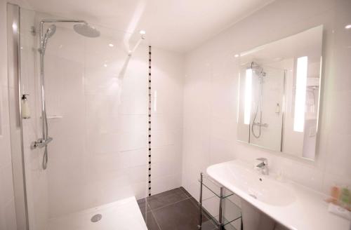 Best Western Plus Le Patio des Artistes Wellness Jacuzzi - image 11