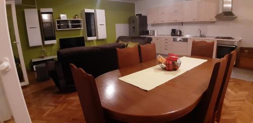 Apartment Elena in กาโลวัซ