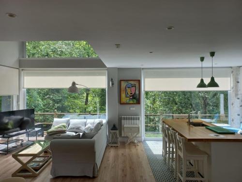 Casa con bosque y rio en pueblo con alma gîte à louer Luzmela