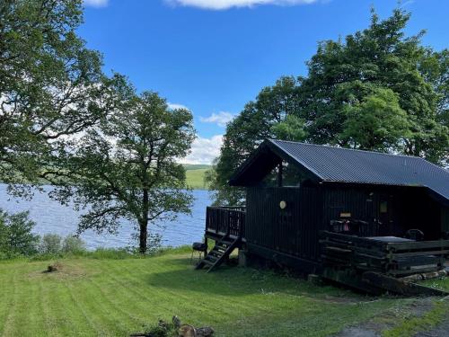 Fyne Cabin (2 bedrooms) – Free Wi-Fi, Wood fired hot tub (extra charge)