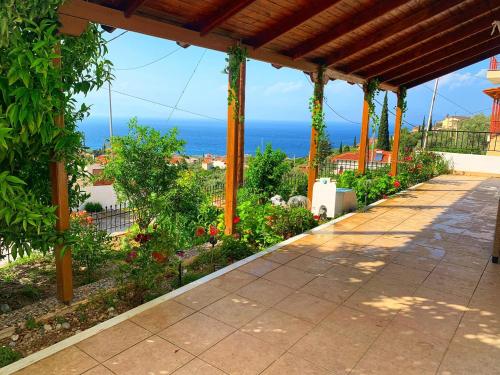 house with sea and mountain view - Σινεβρό