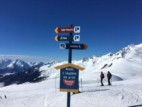 Chalet de 4 chambres avec jardin et wifi a La Lechere a 1 km des pistes