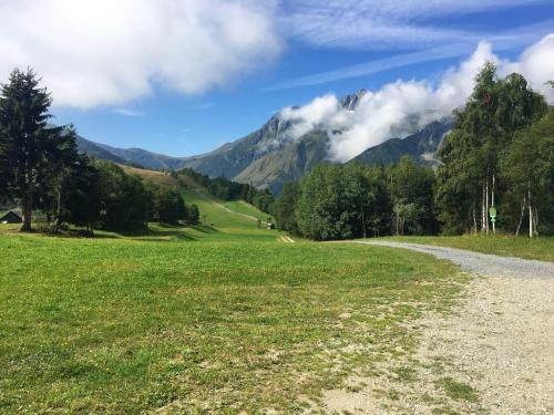 Chalet de 4 chambres avec jardin et wifi a La Lechere a 1 km des pistes