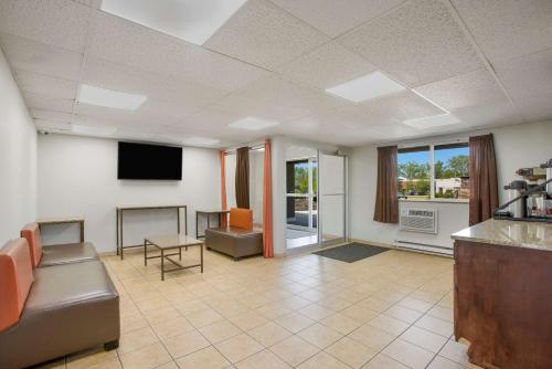 Rodeway Inn - image 9