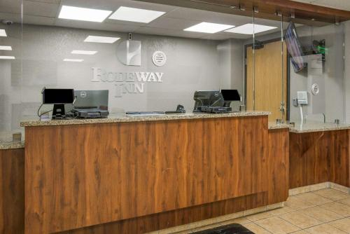 Rodeway Inn - image 13