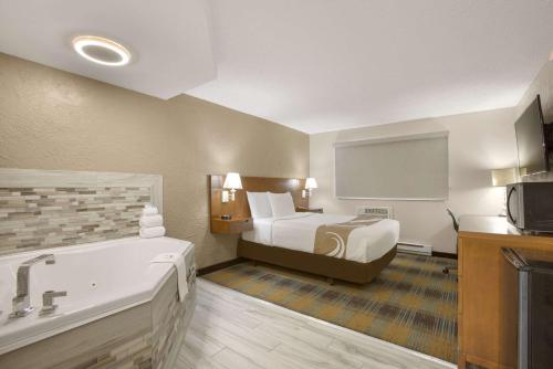 Rodeway Inn - image 11