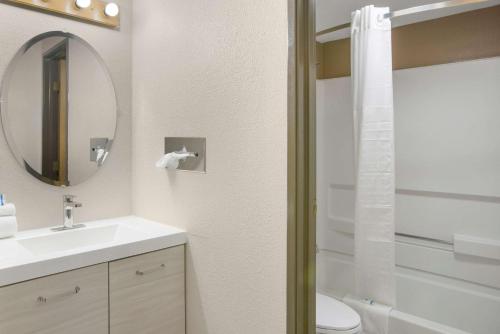 Rodeway Inn & Suites Grand Rapids Southeast - 샤워실
