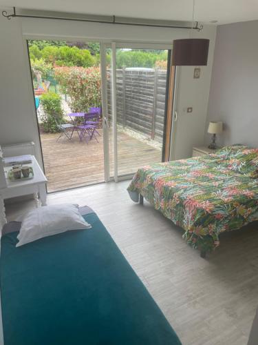 Chambre double, vue sur la piscine