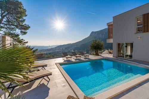 Luxury Villa 7th Heaven with heated pool, hot-tub, gym, panoramic views on town Split