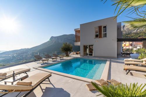 Luxury Villa 7th Heaven with heated pool, hot-tub, gym, panoramic views on town Split