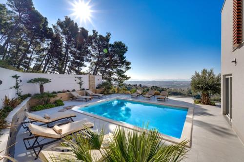 Luxury Villa 7th Heaven with heated pool, hot-tub, gym, panoramic views on town Split