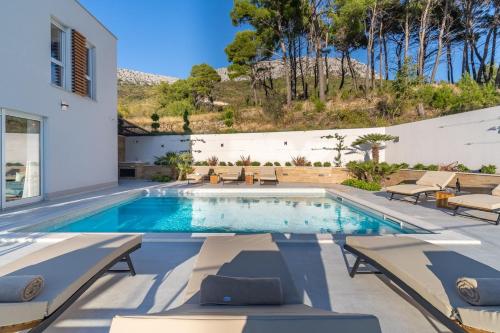 Luxury Villa 7th Heaven with heated pool, hot-tub, gym, panoramic views on town Split